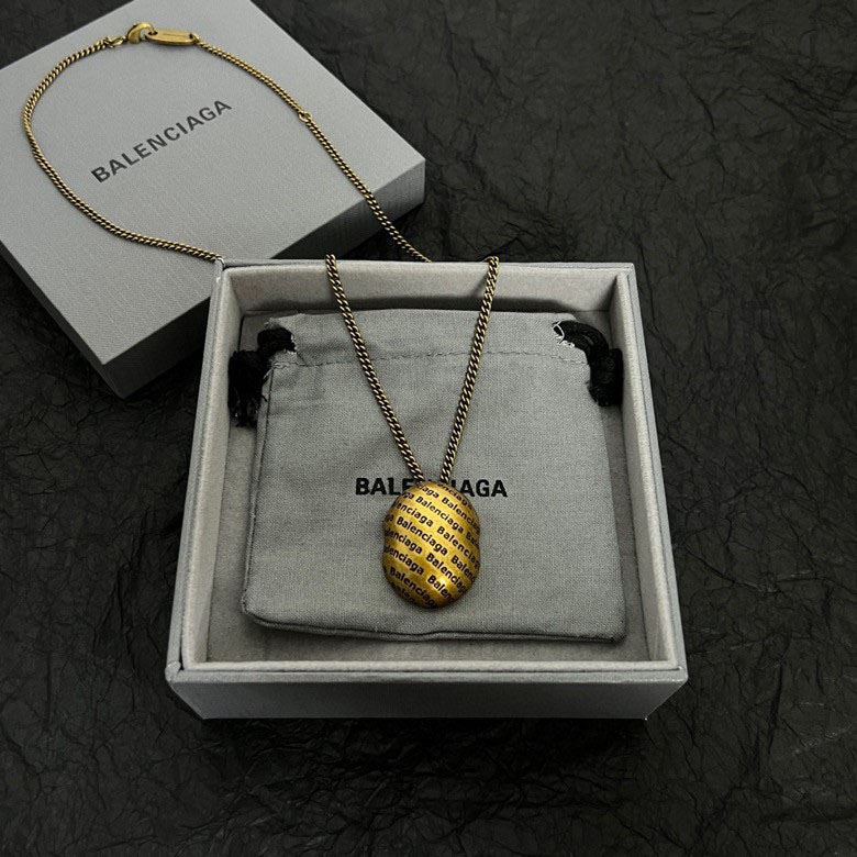 Ba*len*cia*ga necklaces